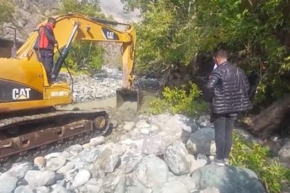 yuksekovada-kayip-ibrahim-necir-kom-icin-ekskavatorle-arama-acili-bekleyis-suruyor