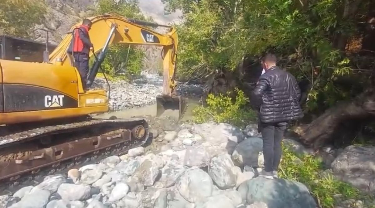 yuksekovada-kayip-ibrahim-necir-kom-icin-ekskavatorle-arama-acili-bekleyis-suruyor