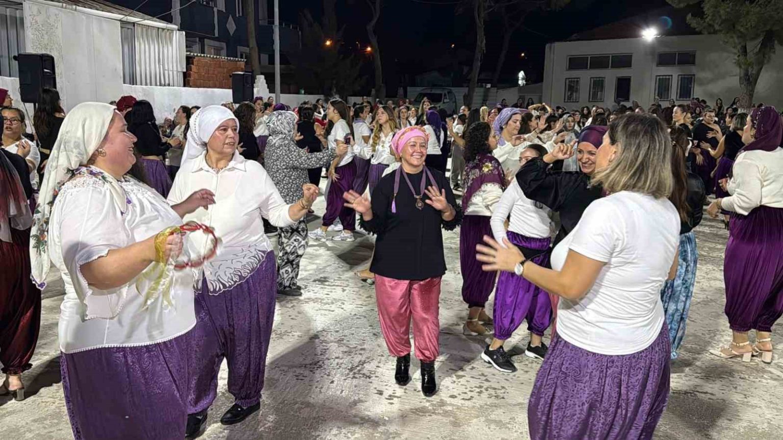 aliagada-kadinlardan-renkli-salvar-gecesi