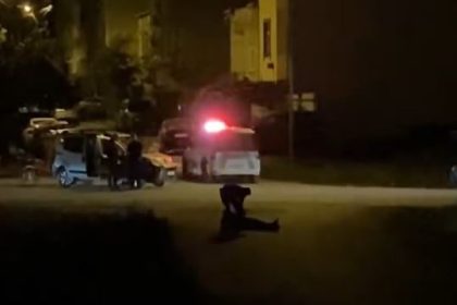 arnavutkoyde-gece-yarisi-sokak-ortasinda-kavga-polis-guclukle-mudahale-etti