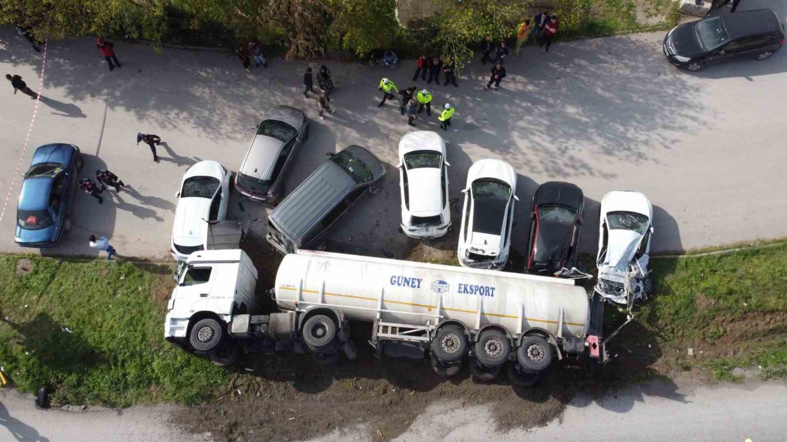 balikesirde-yag-tankeri-devrildi-7-arac-hasar-gordu