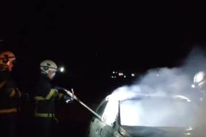 batmanda-seyir-halindeki-otomobil-alev-aldi