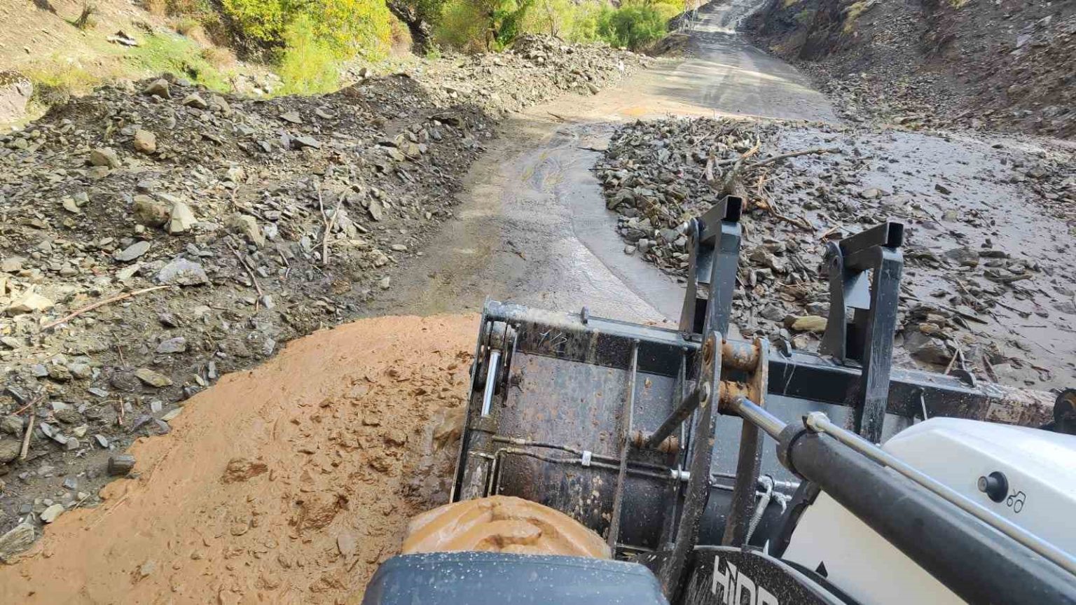 batmanda-siddetli-yagis-ile-birlikte-kapanan-koy-ve-mezra-yollari-ulasima-acildi