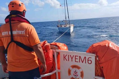 bodrumda-makine-arizasi-nedeniyle-suruklenen-tekne-kurtarildi