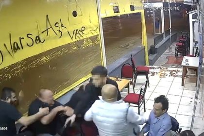 cay-ocaginda-otururken-silahli-saldiriya-ugradi-o-anlar-kamerada