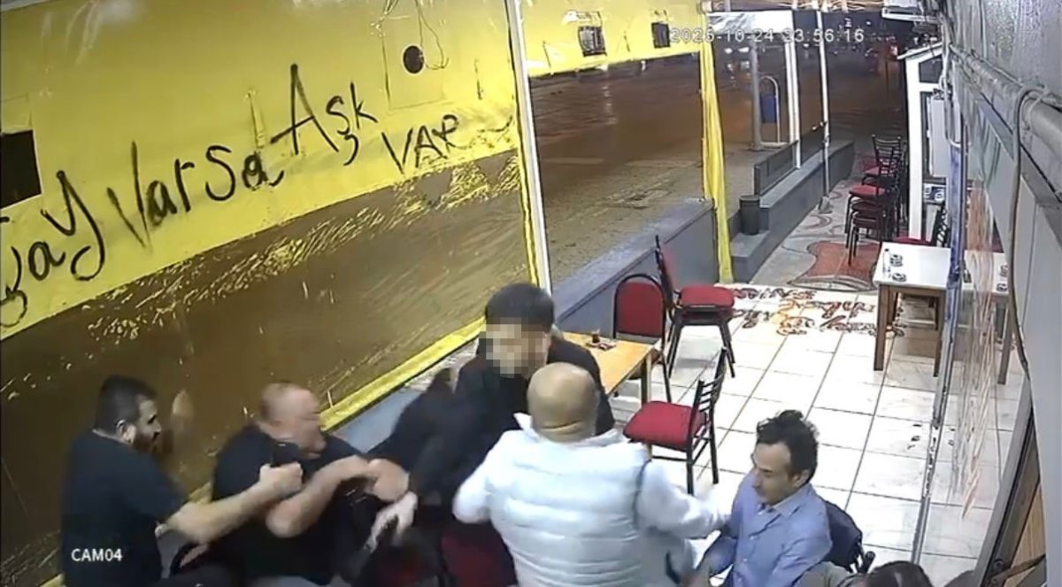 cay-ocaginda-otururken-silahli-saldiriya-ugradi-o-anlar-kamerada