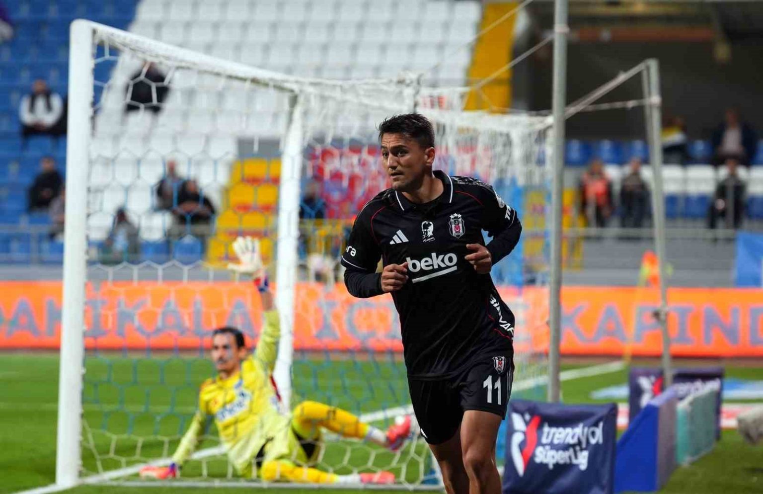 cengiz-under-siyah-beyazli-formayla-3-golunu-atti