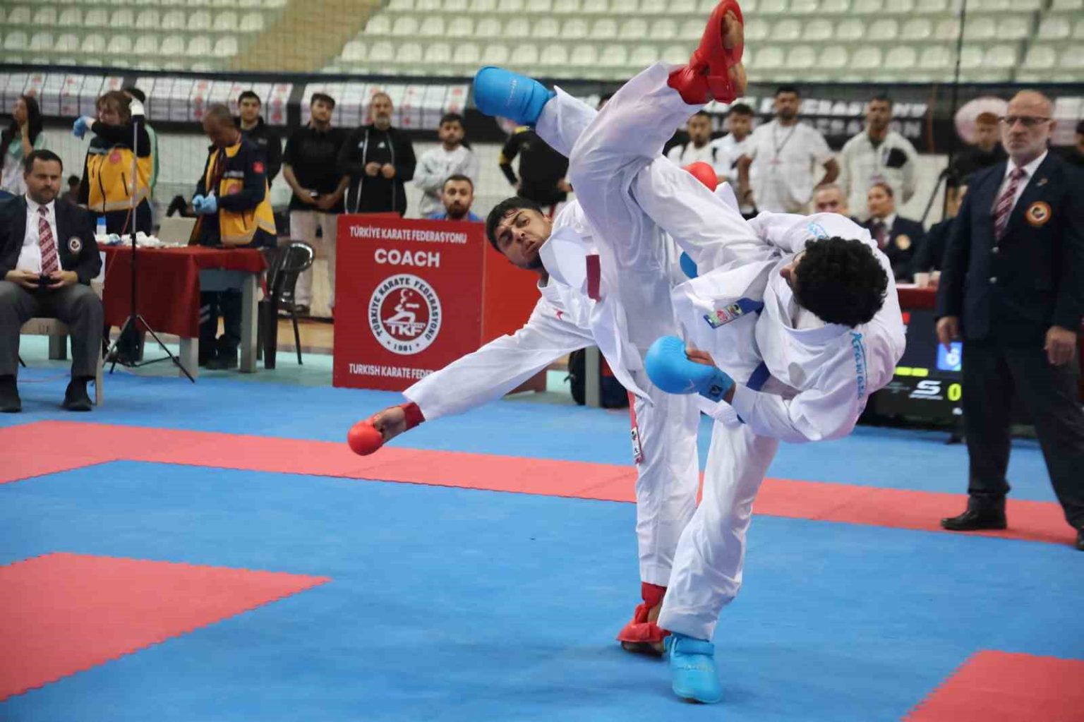 elazigda-binin-uzerinde-karate-sporcusu-milli-takima-secilmek-icin-ter-dokuyor