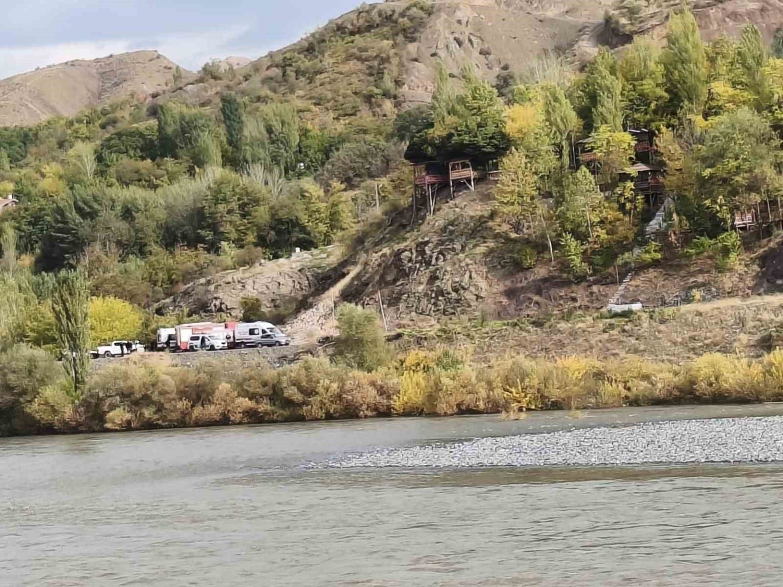 elazigda-korku-dolu-anlar-4-kisilik-aile-nehir-ortasinda-birbirine-sarilarak-hayatta-kaldi