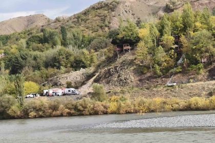 elazigda-korku-dolu-anlar-4-kisilik-aile-nehir-ortasinda-birbirine-sarilarak-hayatta-kaldi