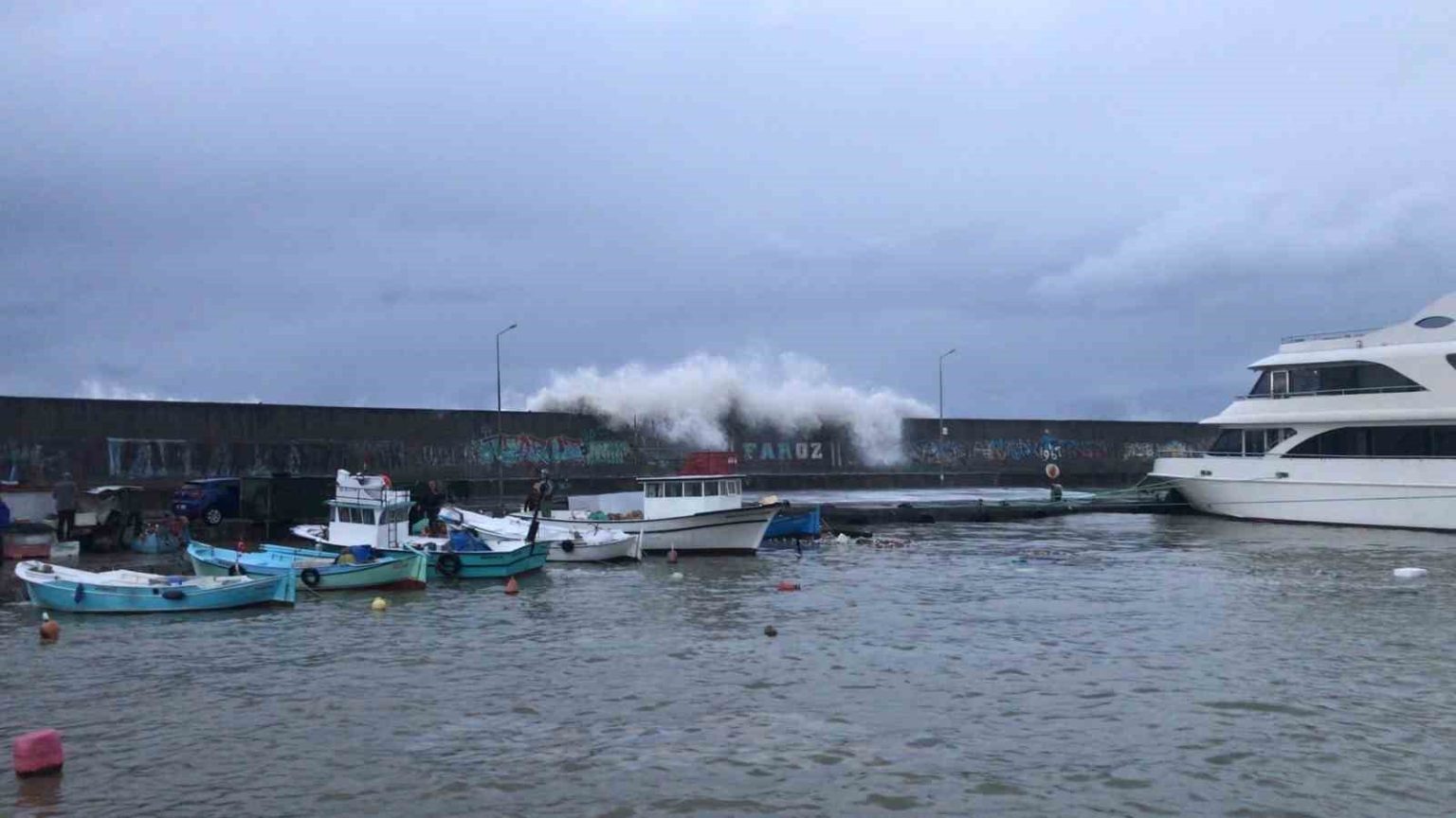 faroz-limanini-dev-dalgalardan-korumak-icin-21-tonluk-beton-bloklarin-dokumu-suruyor