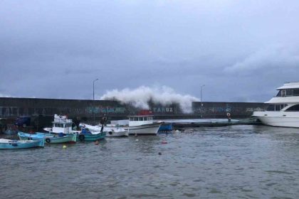 faroz-limanini-dev-dalgalardan-korumak-icin-21-tonluk-beton-bloklarin-dokumu-suruyor