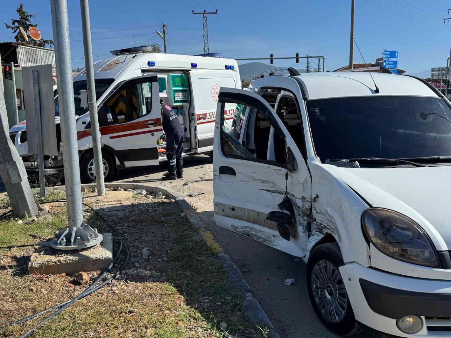 fethiyede-ambulansla-hafif-ticari-arac-carpisti-2-yarali