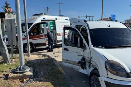 fethiyede-ambulansla-hafif-ticari-arac-carpisti-2-yarali
