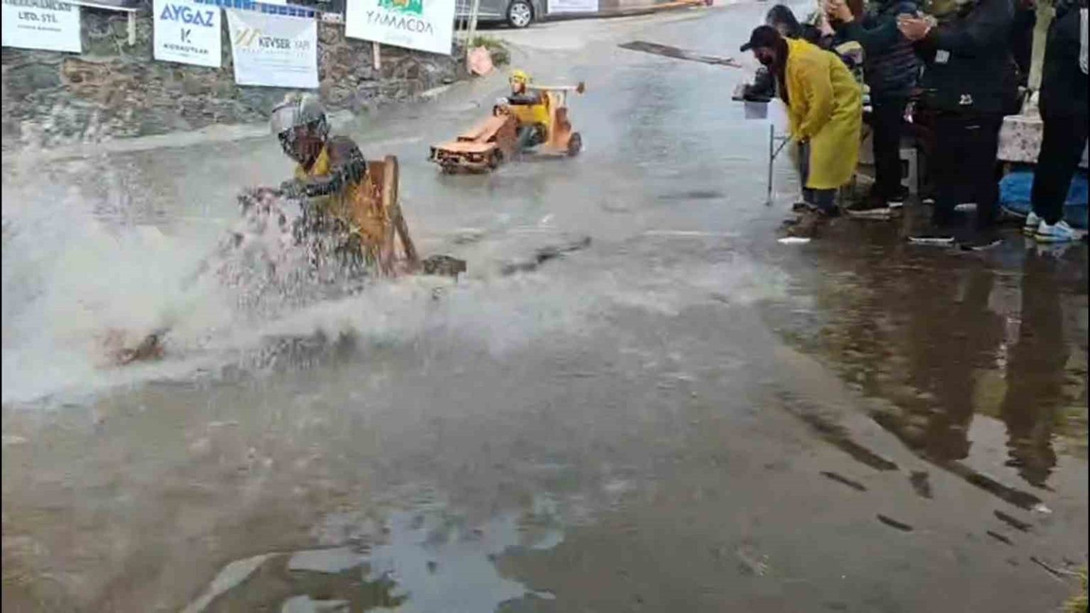 geleneksel-tahta-araba-yarislarina-yagmur-da-engel-olamadi