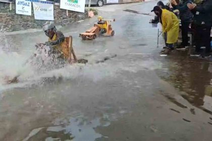 geleneksel-tahta-araba-yarislarina-yagmur-da-engel-olamadi