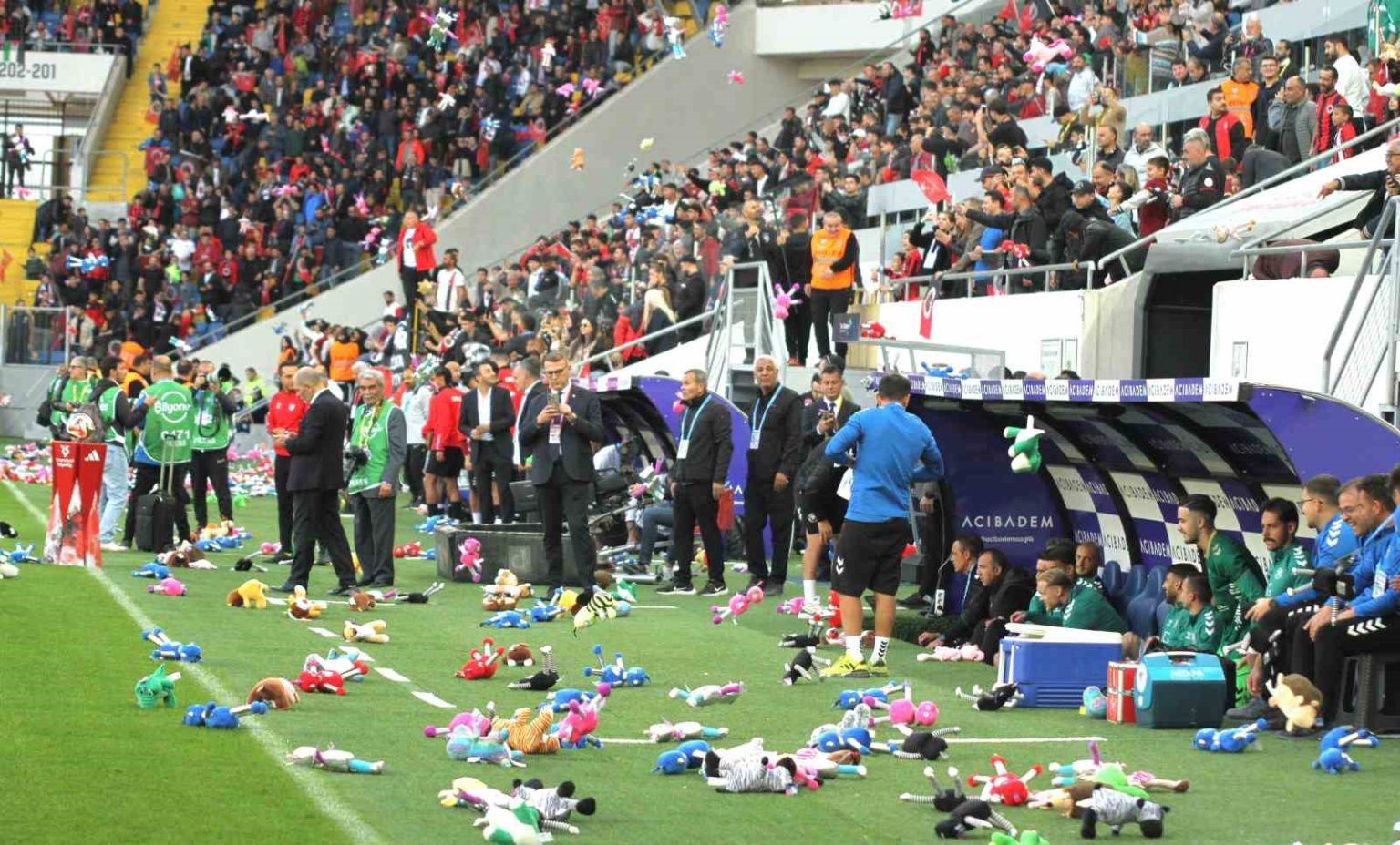 genclerbirligi-taraftarlari-gazzeli-cocuklari-unutmadi