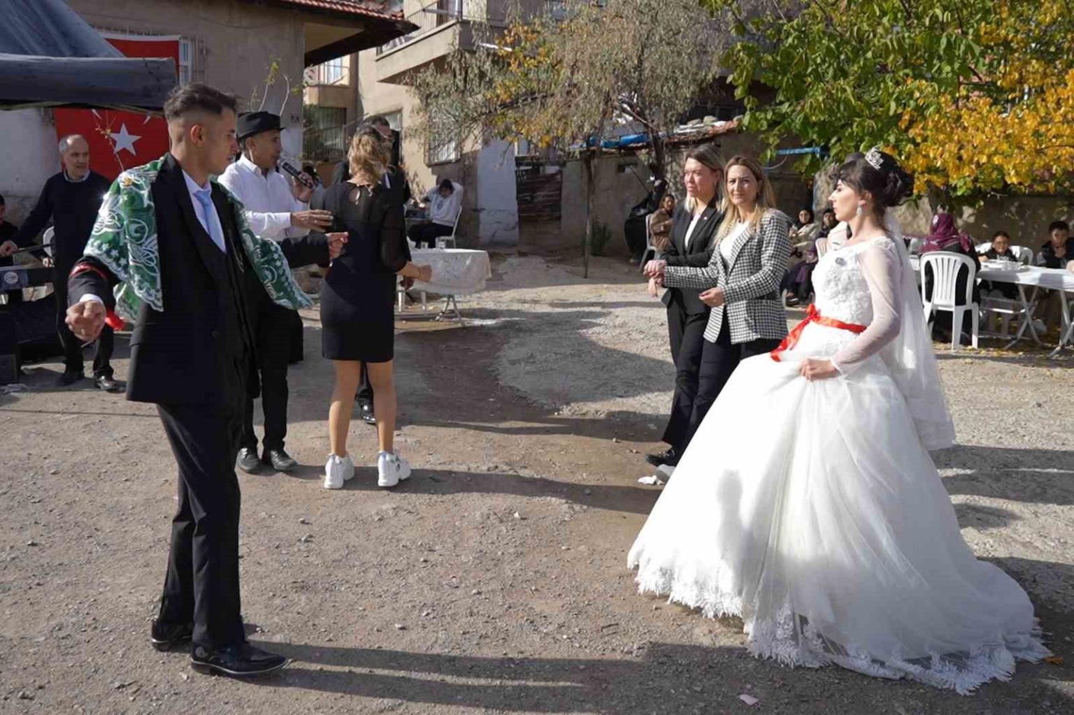 hacca-gidemeyen-yasli-cift-birikimleriyle-genclerin-dugun-hayalini-gercege-donusturdu