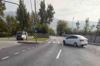 hak-edene-hak-ettigini-vereceksin-dedi-aynayi-parcaladi-o-anlar-kamerada