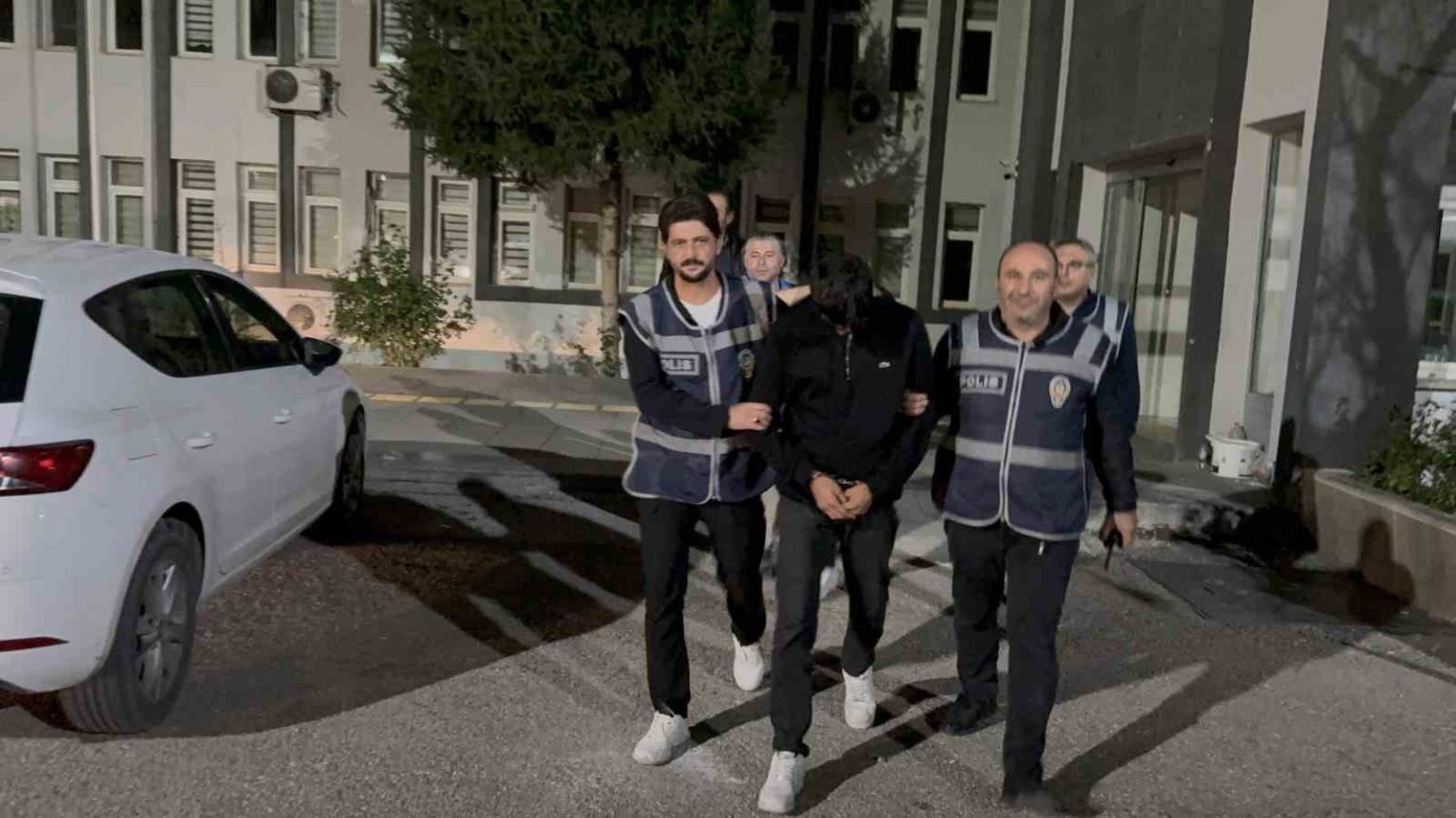 iki-vatandasi-1-milyon-800-bin-tl-dolandirdilar-polisin-takibiyle-yakalandilar