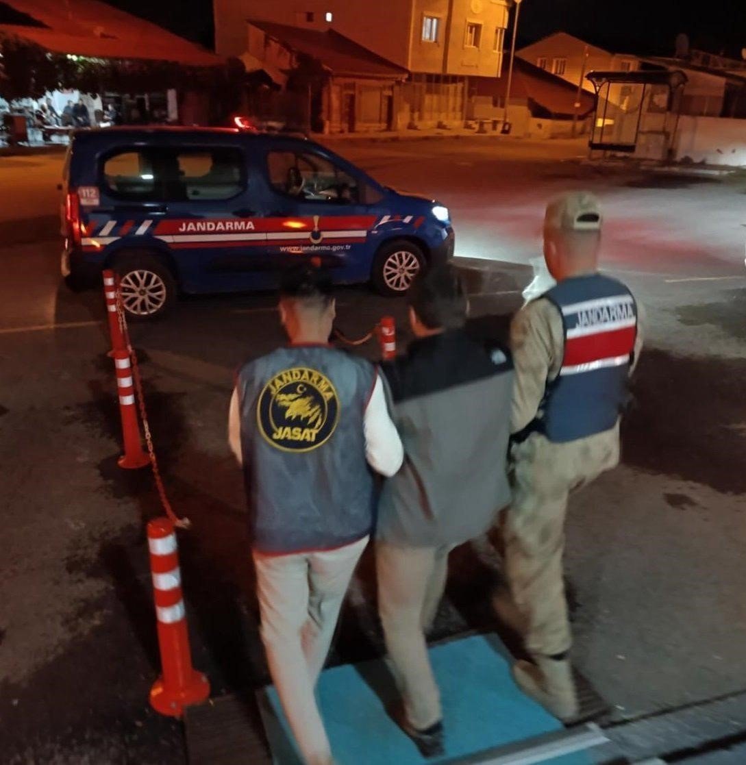 jandarma-aramasi-olan-sahsi-yakaladi