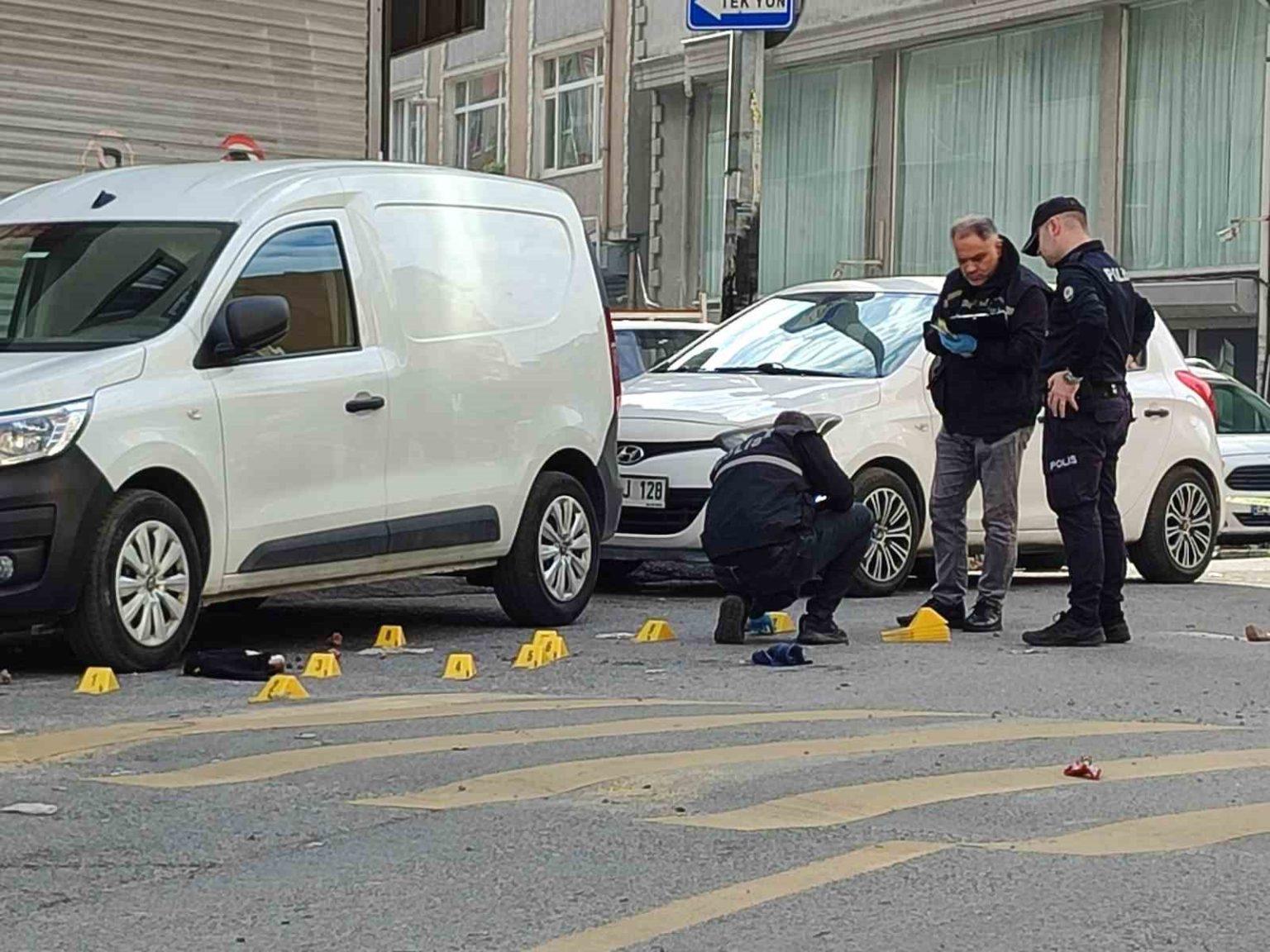 kagithanede-sokak-ortasinda-cinayet-15-el-ates-ederek-kacti