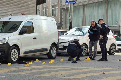 kagithanede-sokak-ortasinda-cinayet-15-el-ates-ederek-kacti