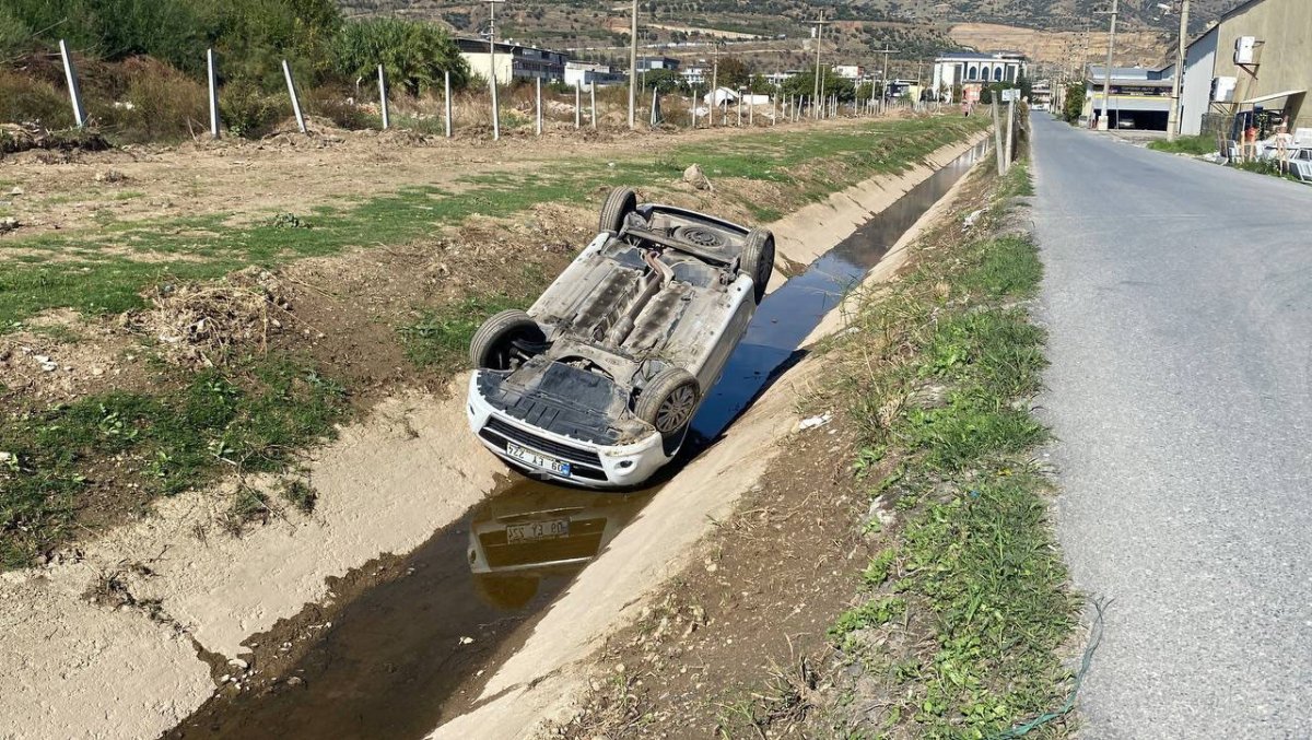 kanala-ucup-ters-donen-aractan-burunlari-bile-kanamadan-ciktilar