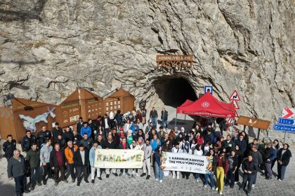 kemaliyede-1-karanlik-kanyon-tasyolu-yuruyusu-yapildi