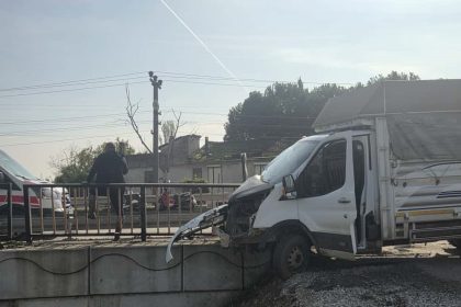 kontrolden-cikan-kamyonet-kopru-demirlerine-saplandi