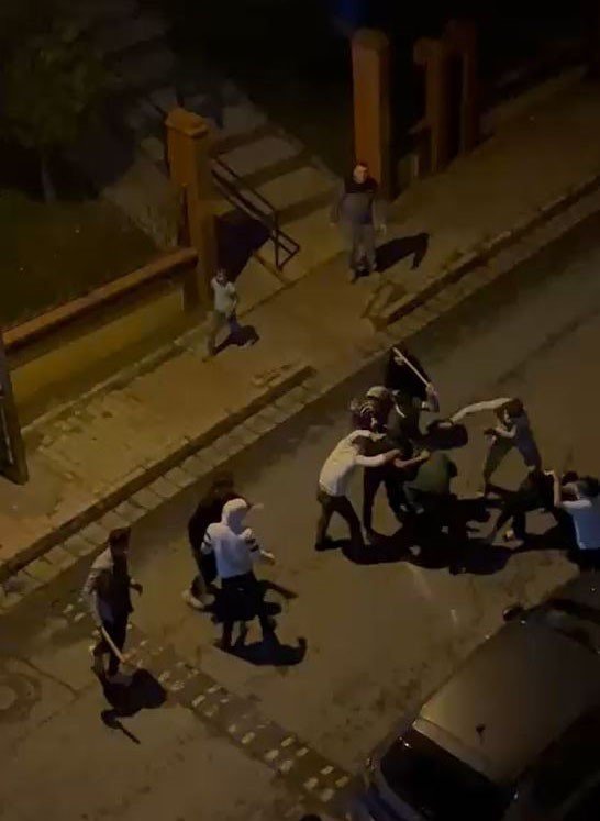 kucukcekmecede-iki-grup-arasindaki-sopali-kavga-cep-telefonu-kamerasinda