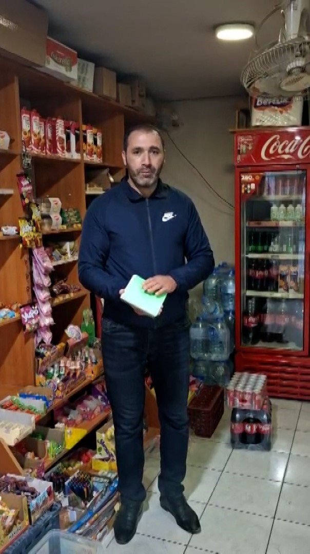 mahallelinin-borcunu-kapatti-veresiye-defterini-yakti