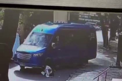 maltepede-yolun-karsisina-gecen-kadina-minibus-carpti-kaza-ani-kamerada