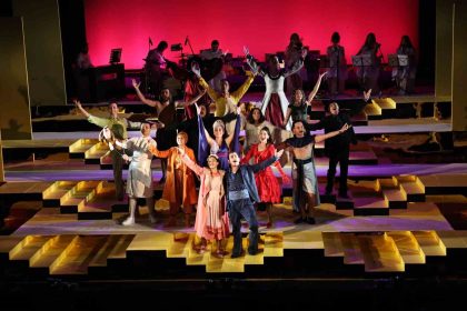 nilufer-kent-tiyatrosundan-lukus-hayat-ile-gorkemli-sezon-acilisi