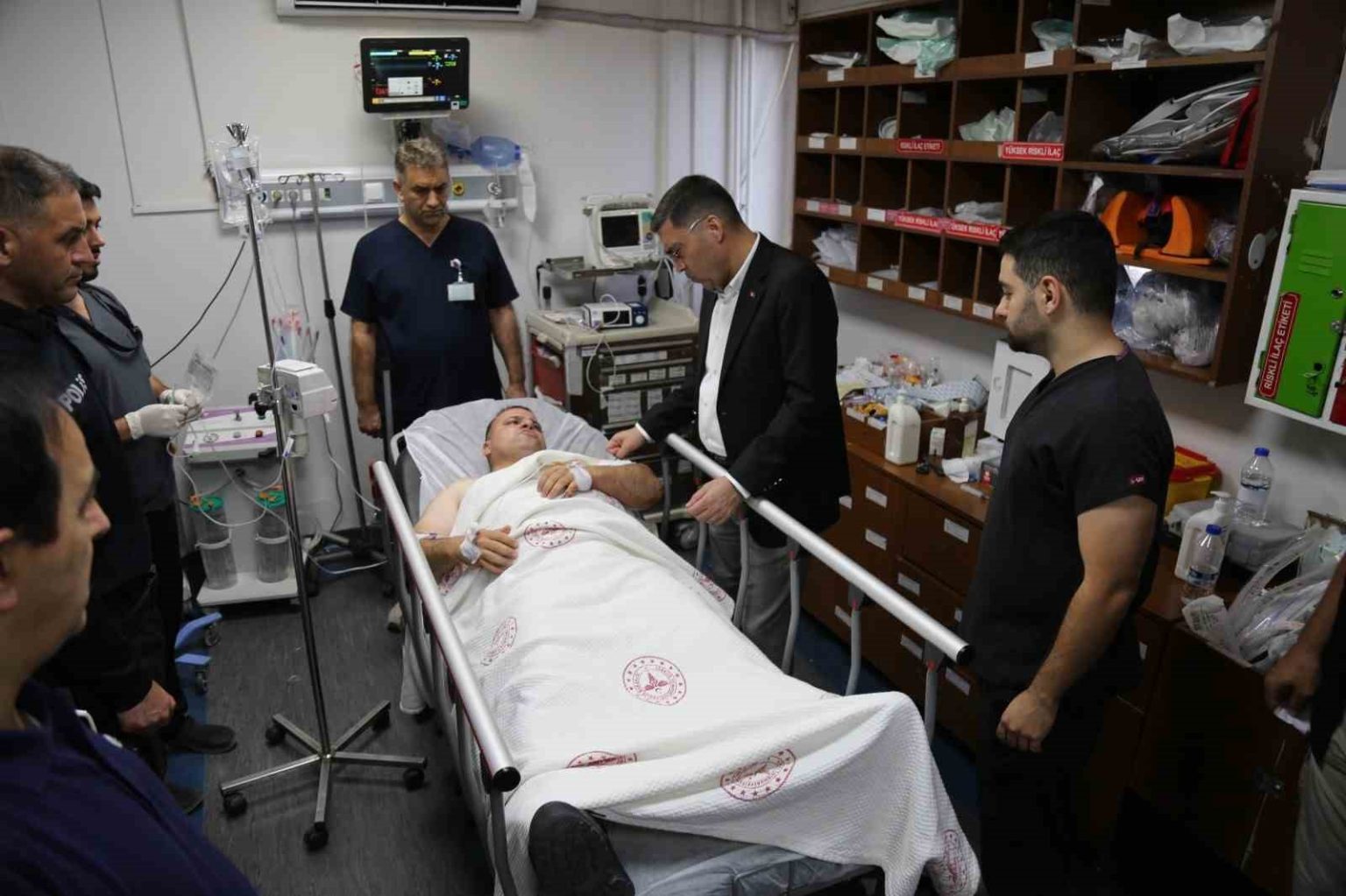 nobet-tutan-polise-bicakli-saldiri