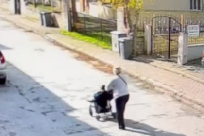 para-dolu-cantayi-arabanin-ustunde-unuttu