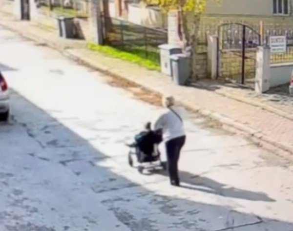 para-dolu-cantayi-arabanin-ustunde-unuttu