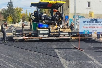 pinarbasina-2-gunde-2-bin-ton-sicak-asfalt-serildi