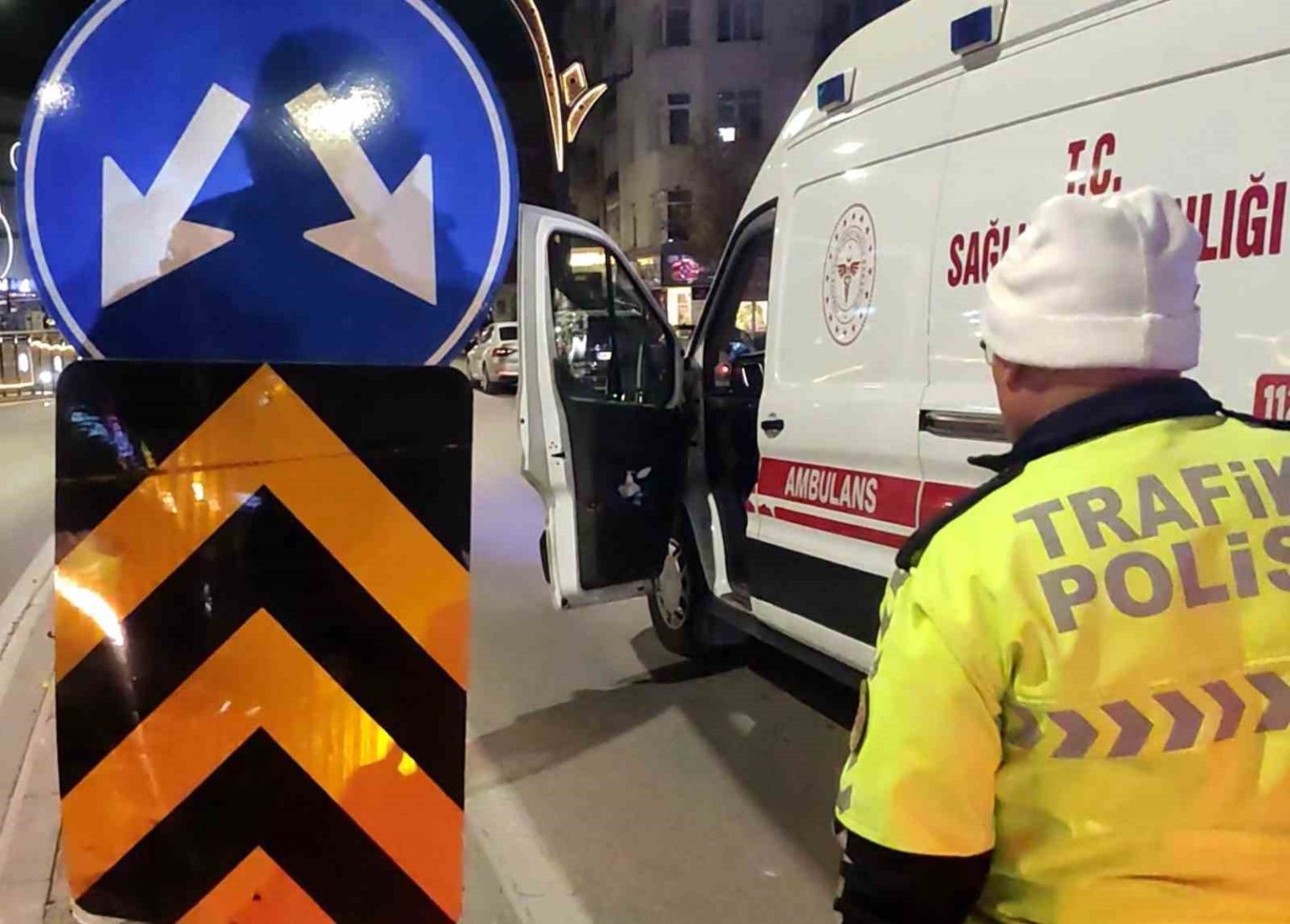 refujdeki-trafik-levhasina-carpan-motosikletteki-baba-ve-oglu-yaralandi