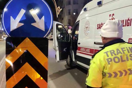 refujdeki-trafik-levhasina-carpan-motosikletteki-baba-ve-oglu-yaralandi