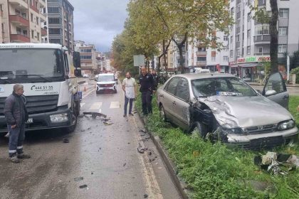 samsunda-otomobil-cop-kamyonuna-carpti-1-yarali