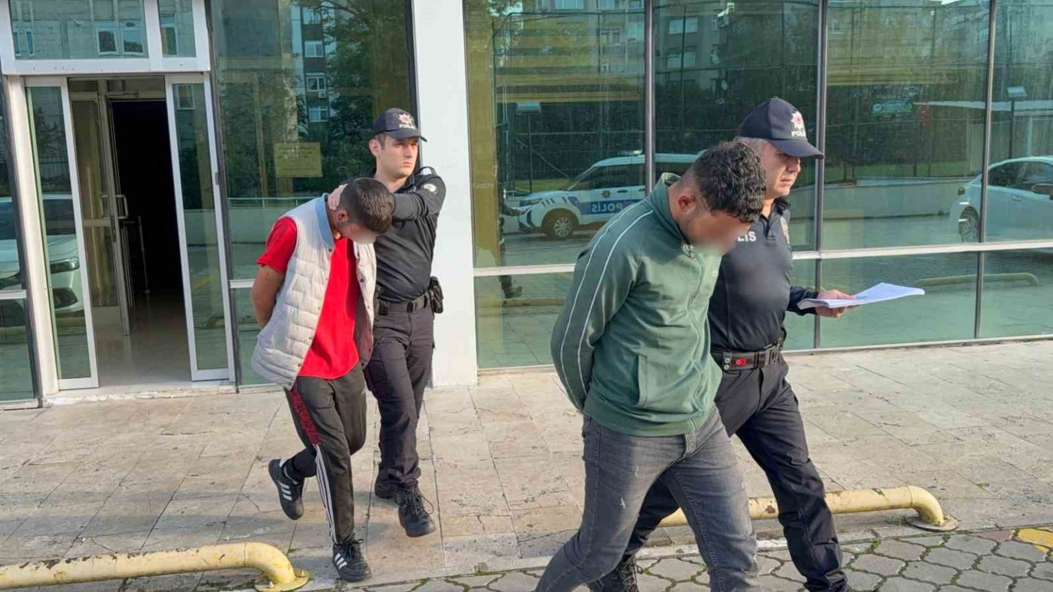 samsunda-zorla-gul-satmak-isteyen-2-kisi-olay-cikartinca-tutuklandi