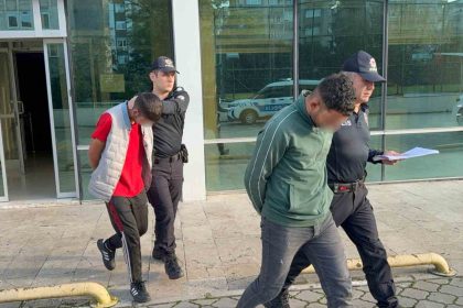 samsunda-zorla-gul-satmak-isteyen-2-kisi-olay-cikartinca-tutuklandi