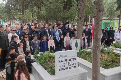 sehit-nese-ogretmen-ve-babasi-mezari-basinda-anildi