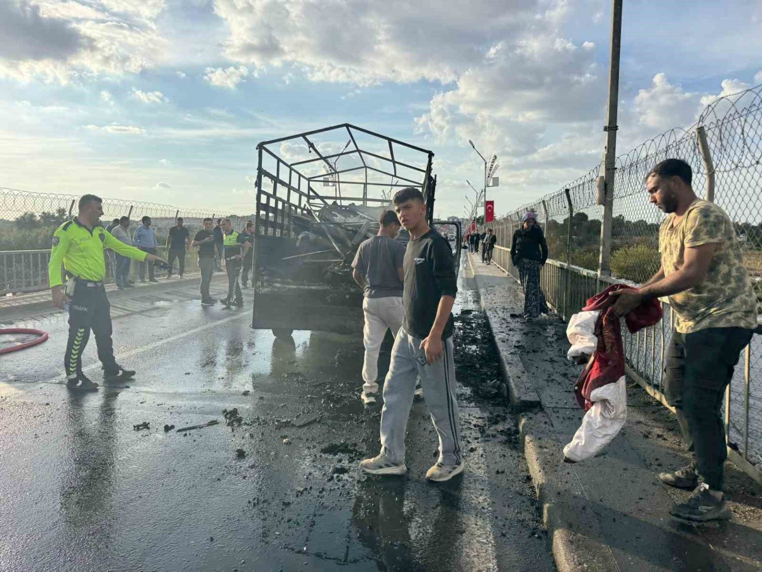 seyir-halindeki-kamyonet-alev-aldi-ensesinde-sicaklik-hissedince-3-kisinin-hayati-kurtuldu