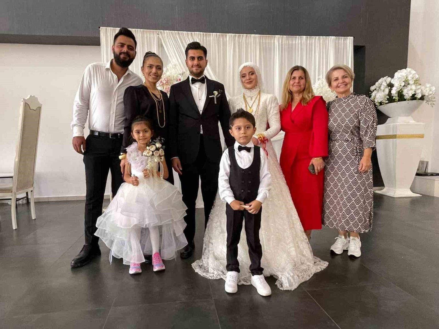 tek-torununa-dugunde-taki-olarak-ev-araba-ve-tarla-hediye-etti