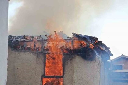 tokatta-cikan-yanginda-ev-ve-samanlik-kule-dondu