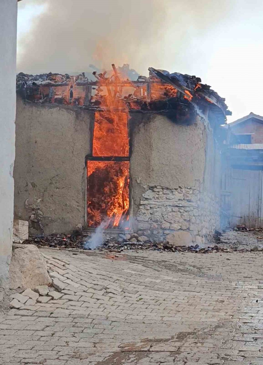 tokatta-cikan-yanginda-ev-ve-samanlik-kule-dondu