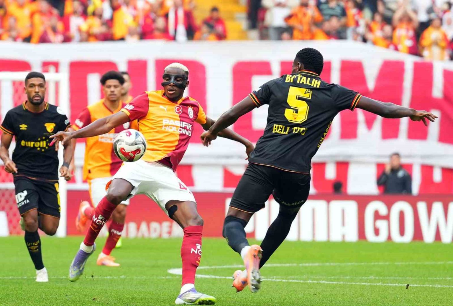 trendyol-super-lig-galatasaray-0-goztepe-1-mac-devam-ediyor