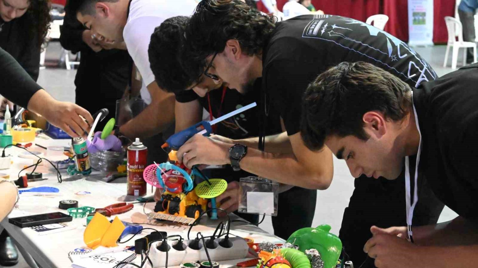 turkiyenin-en-cirkin-robotlari-sahneye-cikti